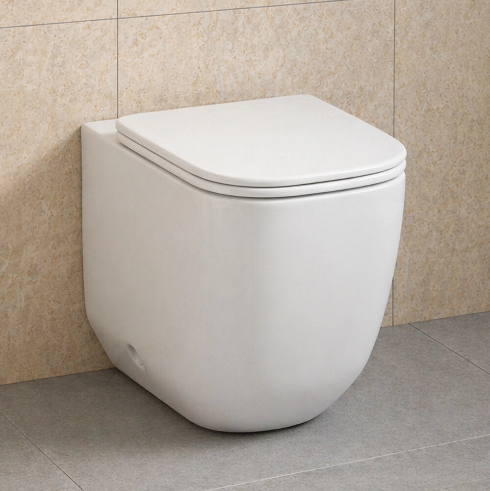 Wc filo muro bianco opaco con scarico tornado e design arrotondato Kora