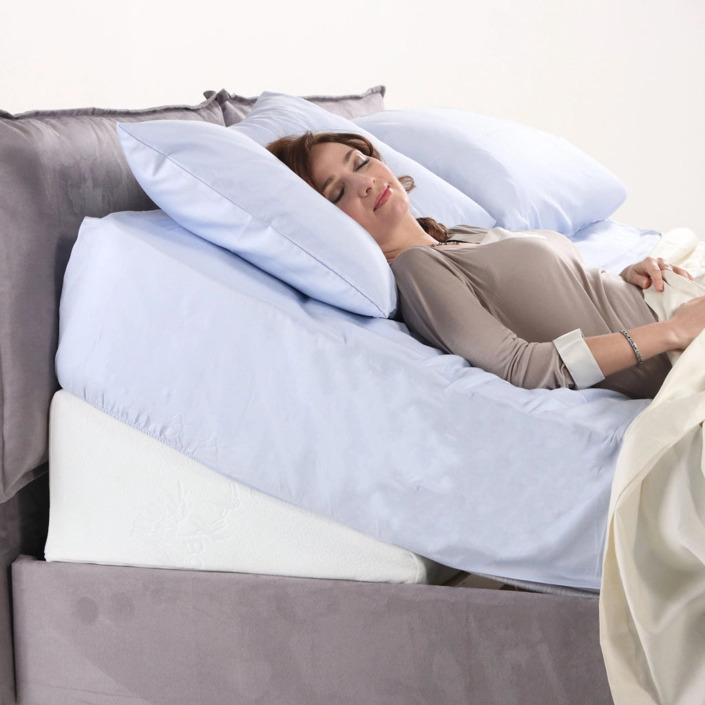 Cuscino ortopedico DISP. MEDICO, Tessuto anallergico sfoderabile, cuneo posturale MEMORY per letto/divano. Cuscino per la lettura, circolazione sanguigna, reflussi. Poggia schiena letto triangolare