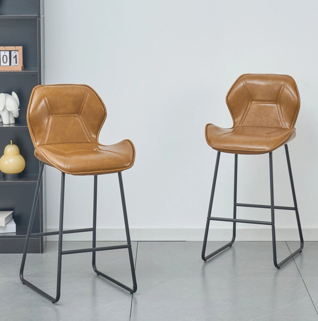 Set di 2 sgabelli da bar in ecopelle cognac con schienale e struttura metallica nera