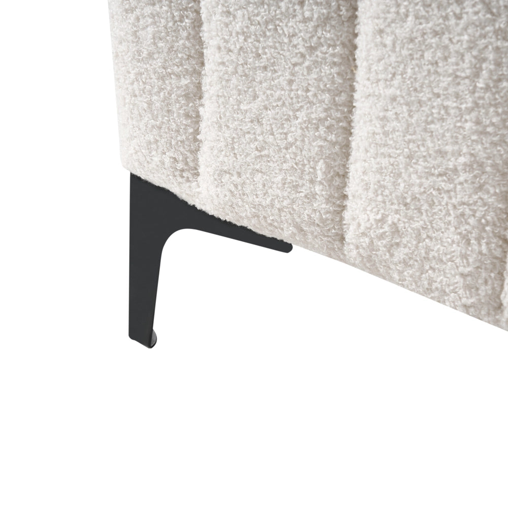 Letto matrimoniale in bouclè con testiera trapuntata gambe in metallo da 120 x 200 cm e base a doghe bianco sporco Design moderno