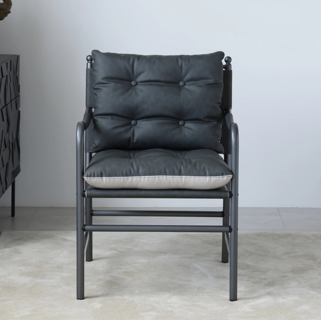 Poltrona accent in pelle PU nera con struttura in metallo; stile Mid Century Modern