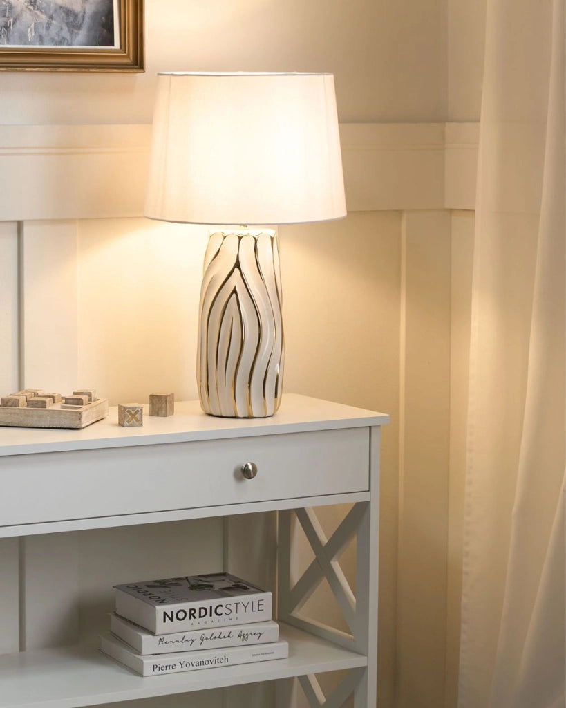 Lampada da tavolo con base in ceramica bianca e paralume in lino, elegante stile moderno glamour, per soggiorno e camera da letto