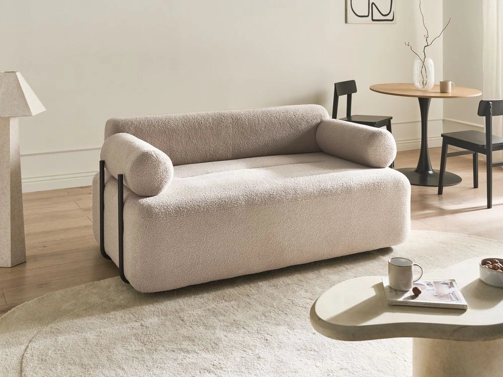 Divano a 2 posti tessuto beige elementi morbidi neri stile moderno soggiorno
