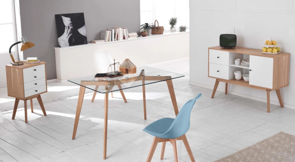 Sedia Carlotta con seduta imbottita in similpelle azzurra e gambe in legno di faggio - Design moderno per zona living e ufficio
