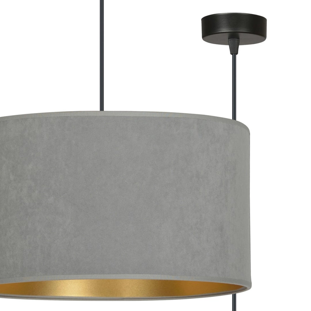Lampada a sospensione Hilde con paralume in velluto grigio e interno oro