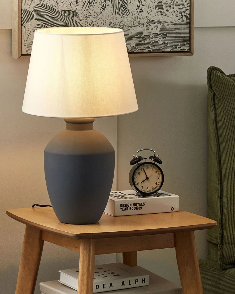 Lampada da tavolo in ceramica grigia con paralume in lino e base minimalista design stile contemporaneo