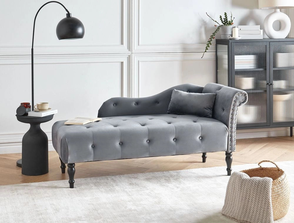 Chaise longue in velluto grigio imbottito con rivestimento a destra e cuscino in stile retrò tradizionale
