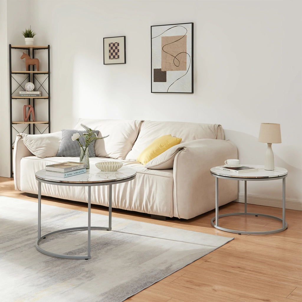 Set Skagen 2 Tavolini Sovrapponibili con Piani Rotondi e Telaio in Metallo - Effetto Marmo Bianco / Argentato [en.casa]