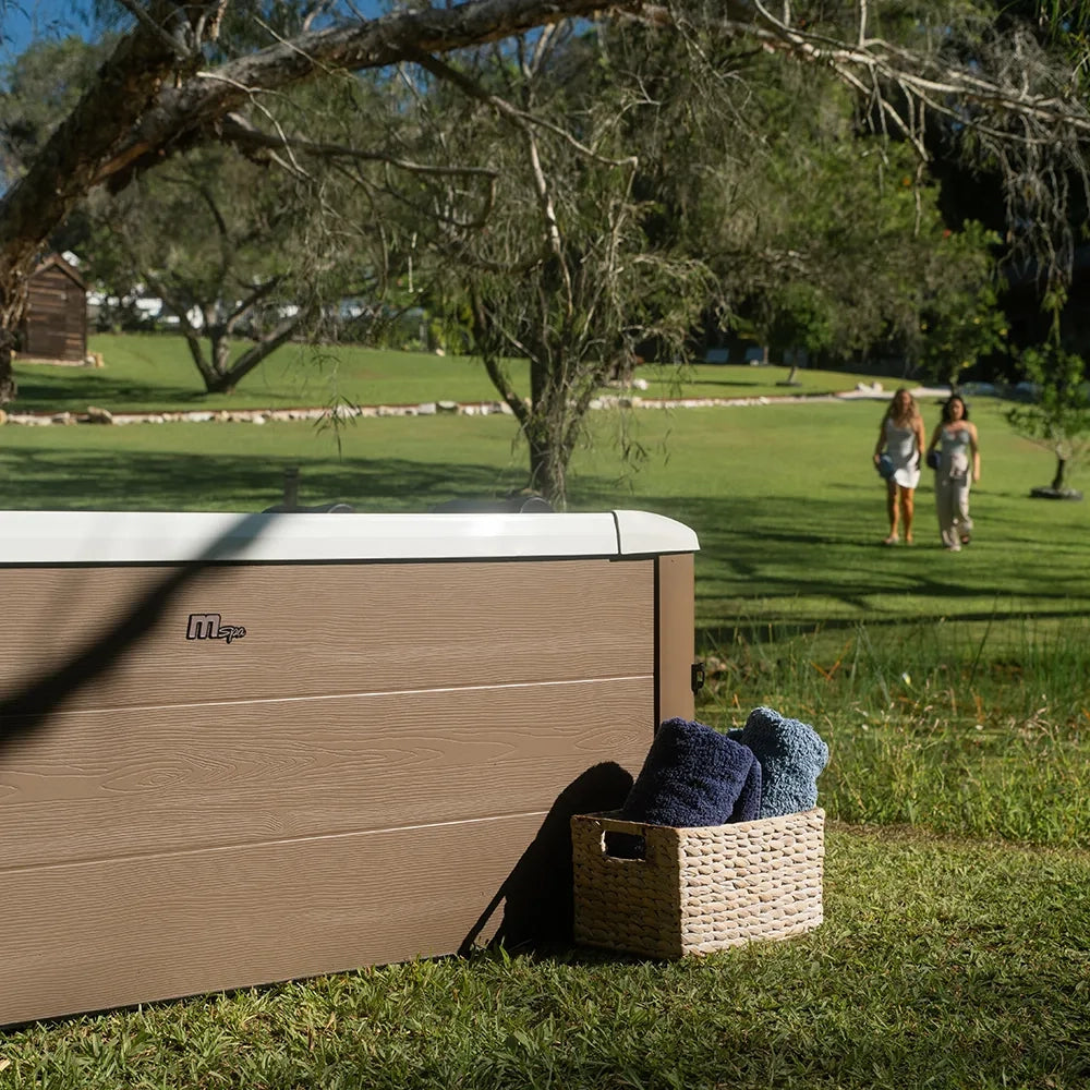 Tempo Style -  Piscina Idromassaggio Quadrata Mspa Oslo Amber Aero Plus F-AM063WAP (6 Posti) | 180 x 180 x 65cm | 1150 litri | 140 getti d'aria massaggianti a 3 velocità | 8 Idrogetti | Copertura termica inclusa