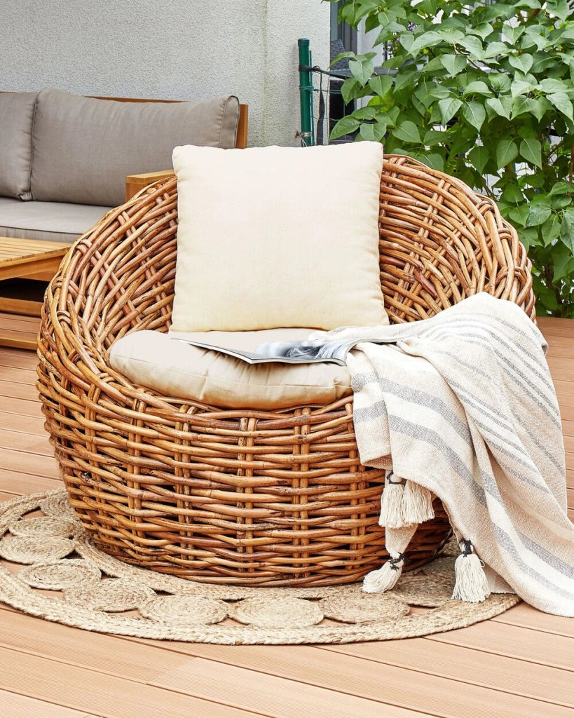 Poltrona da esterno in rattan naturale con seduta ampia e cuscino giardino bordo piscina terrazza