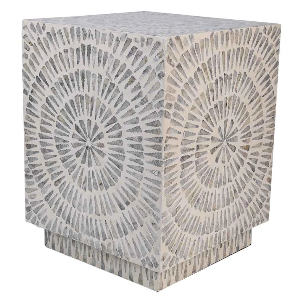 Sgabello in legno rifinito in capiz grigio 35x35x45h cm