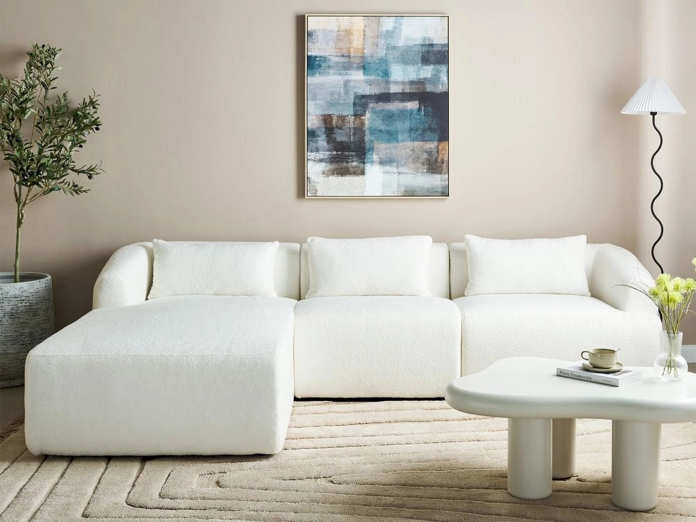 Divano angolare a 3 posti a destra Tessuto bianco Braccioli imbottiti a binario Cuscini aggiuntivi Stile moderno minimalista