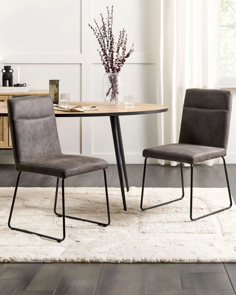 Set di 2 sedie da pranzo con sedile imbottito in tessuto grigio gambe a forma di U in metallo Nero
