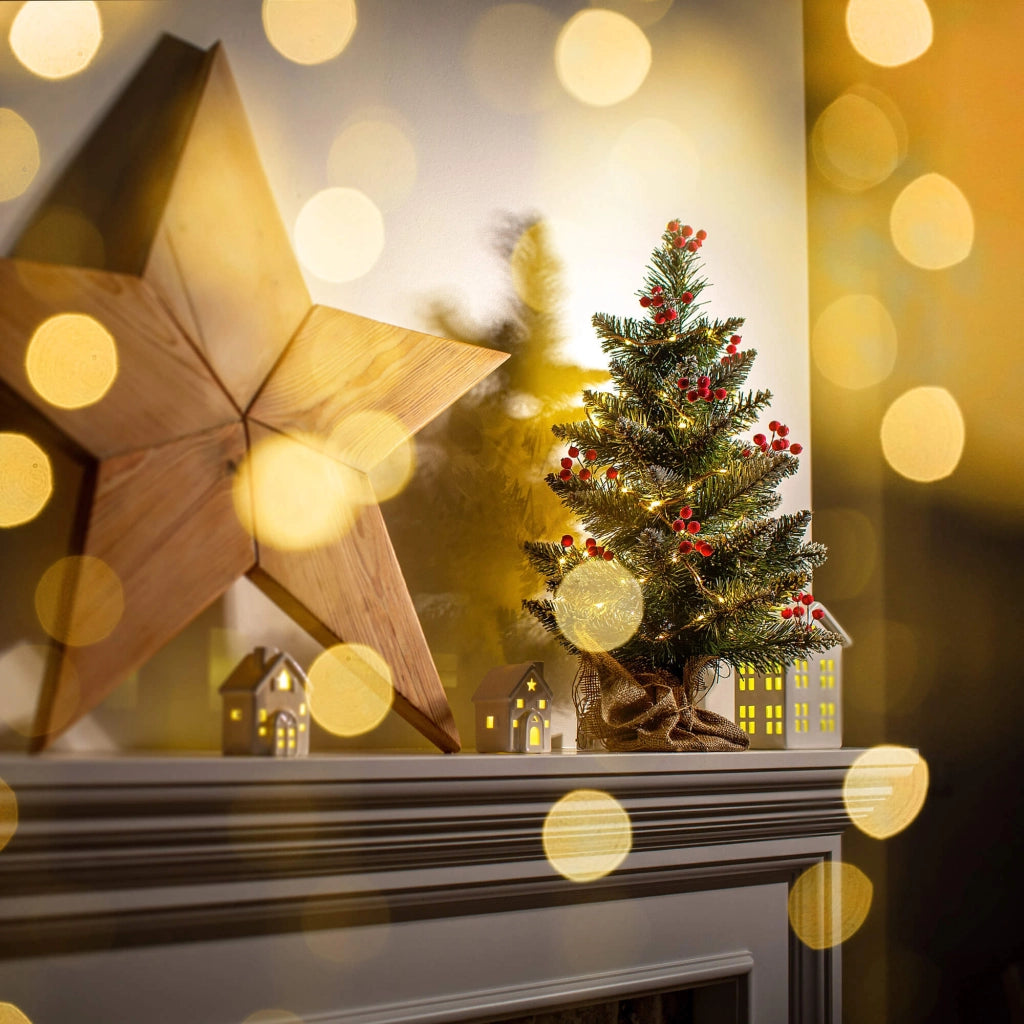 Albero di Natale artificiale KADAX, realistico, piccolo, 50 cm, ricoperto di neve, per scrivania, con spago di iuta incluso.