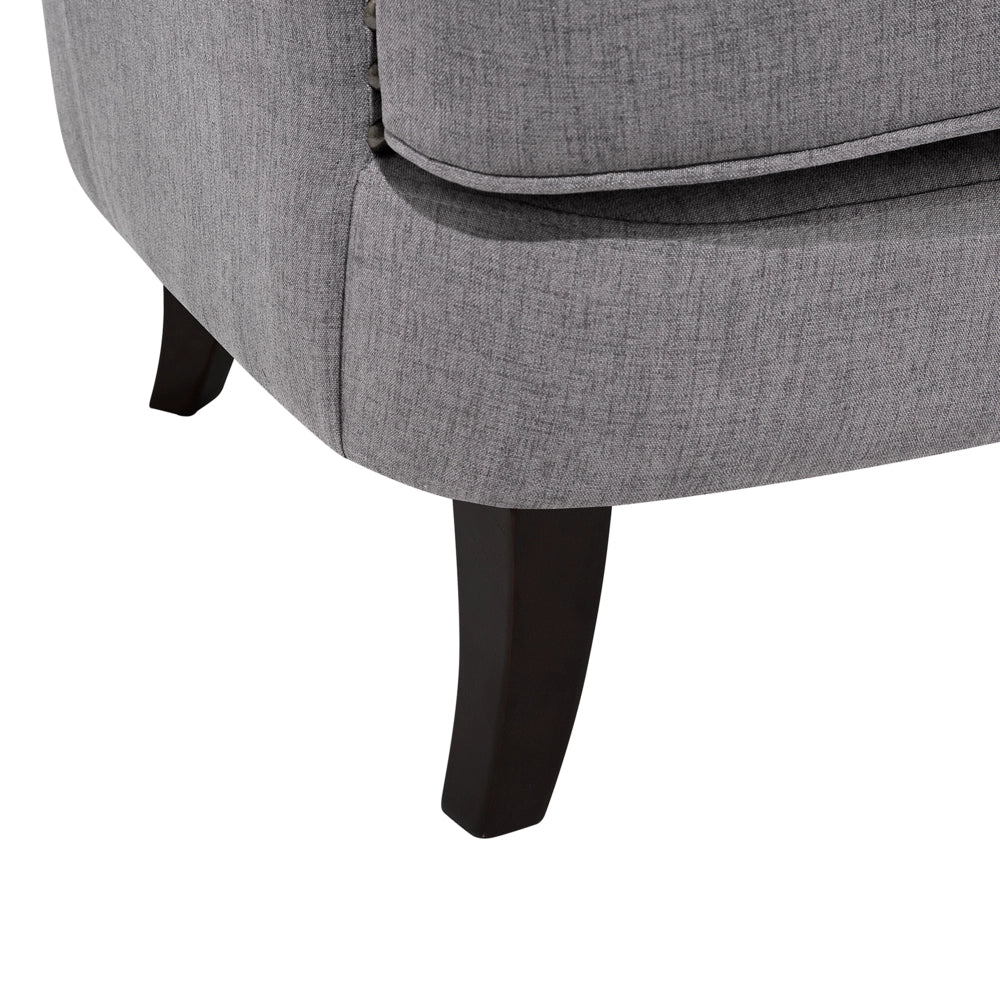 Poltrona Wingback Pulsante grigio chiaro Schienale capitonné Gambe nere Rifiniture a testa chiodata Elegante soggiorno in stile Chesterfield
