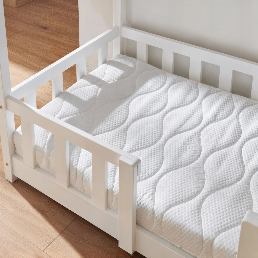 Letto per Cameretta Treviolo a Forma di Casetta in Stile Montessori con Materasso 70x140 cm - Bianco [en.casa]