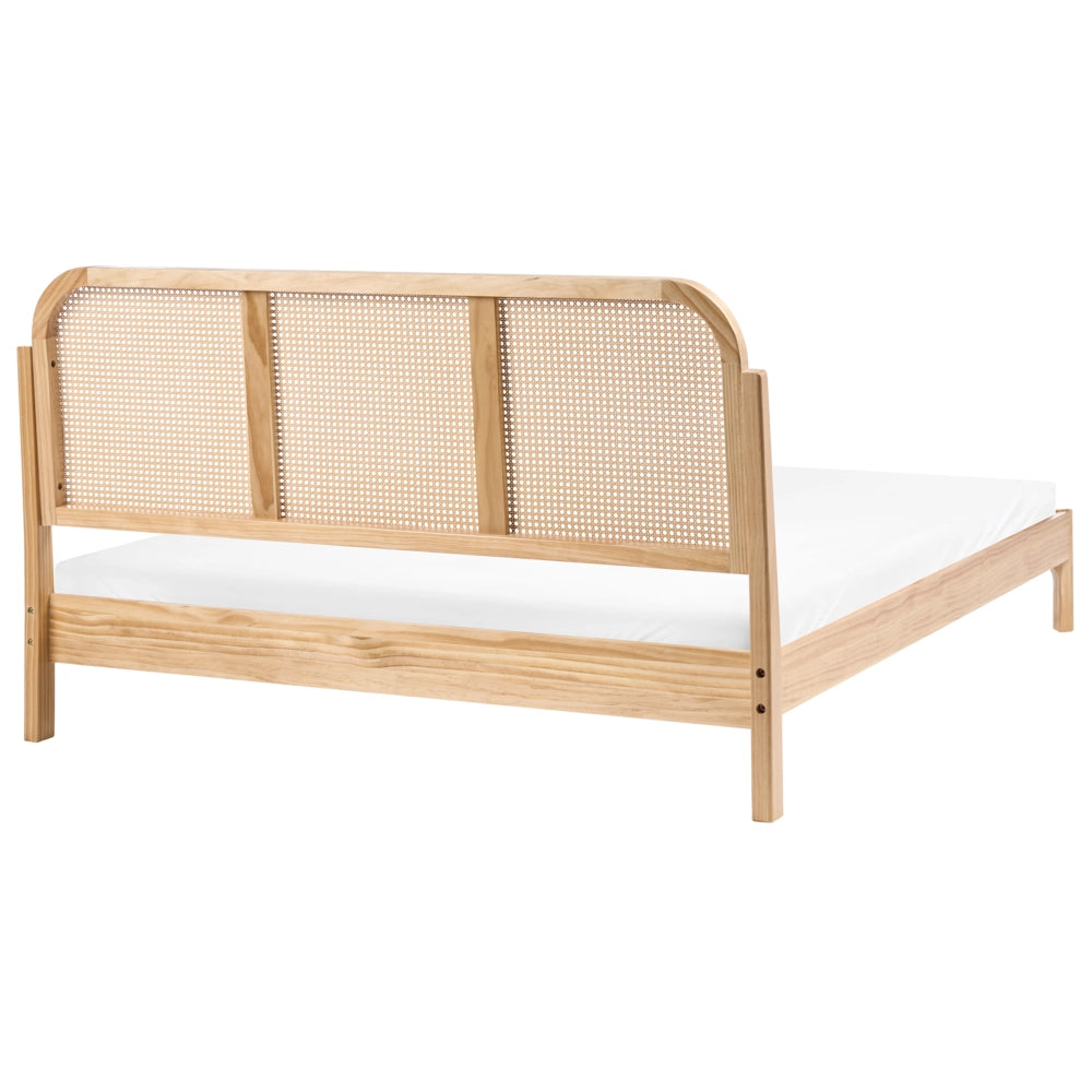 Letto matrimoniale con struttura in legno di pino e testiera in rattan sintetico 160x200 cm con doghe per camera da letto color marrone chiaro