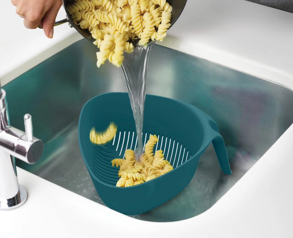 Joseph Joseph Duo Colino triangolare da lavello cucina con manico verticale, Scolapasta con angoli per facilitare la scolatura, Blu