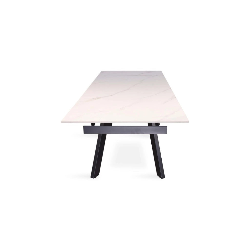 Tavolo da pranzo allungabile per 10 persone con piano in pietra bianca, collezione LAROS. Struttura in metallo.