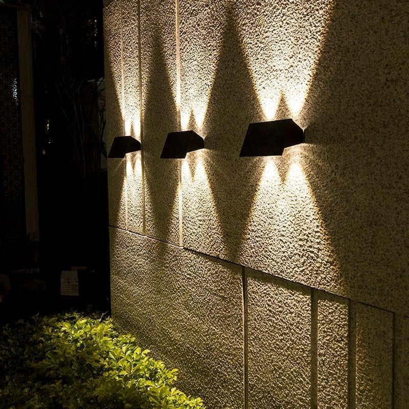 Applique LED Solare da Esterno 4W Biemissione Up&Down IP65 – Lampada da Parete a Luce Fredda 6000K con Pannello Solare Integrato e Sensore Crepuscolare