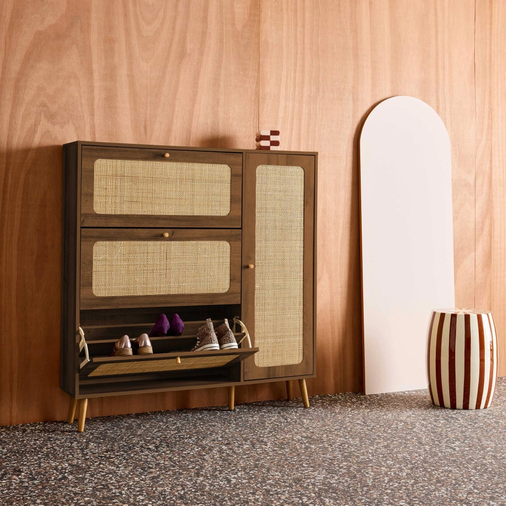 Scarpiera con decoro in legno e canna, 3 ante, noce