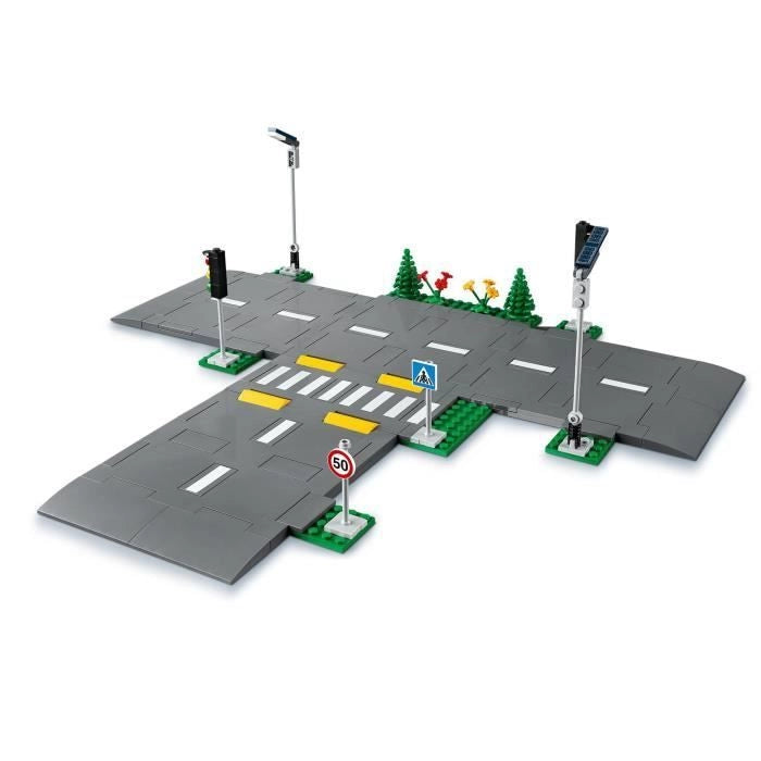 LEGO City 60304 Intersezione da assemblare, Gioco di costruzione di città con pannelli e strade da assemblare per ragazzo o ragazza