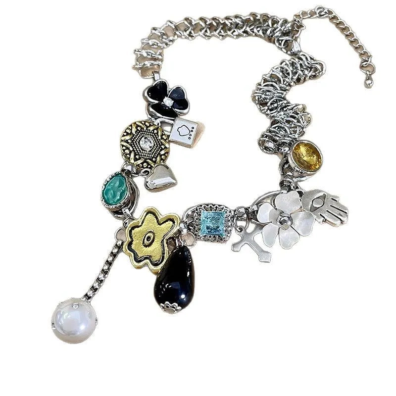 Collana fatta a mano con perle e fiore in metallo: un regalo in stile vintage