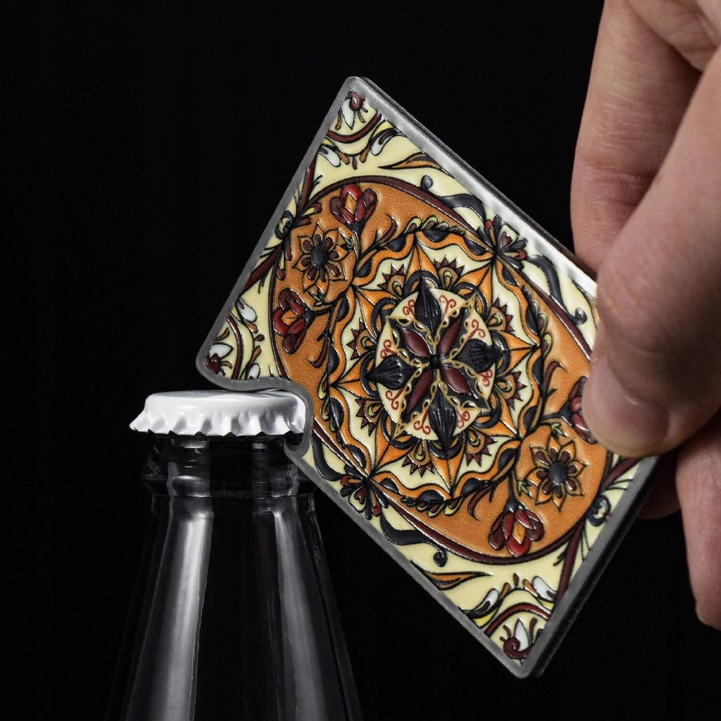 Apribottiglie KADAX in metallo con asso di cuori e carta regalo da poker.