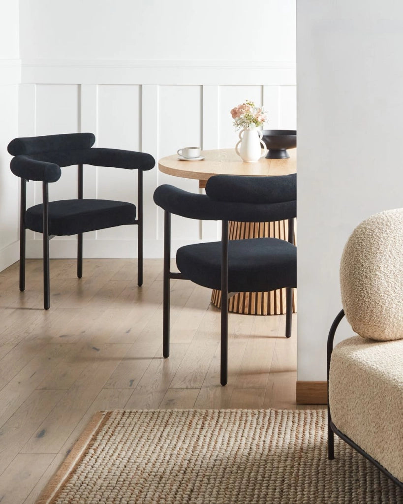 Set di 2 sedie da pranzo Nero Rivestimento in poliestere  Gambe nere in ferro Schienale arrotondato Mobili da sala da pranzo in stile moderno