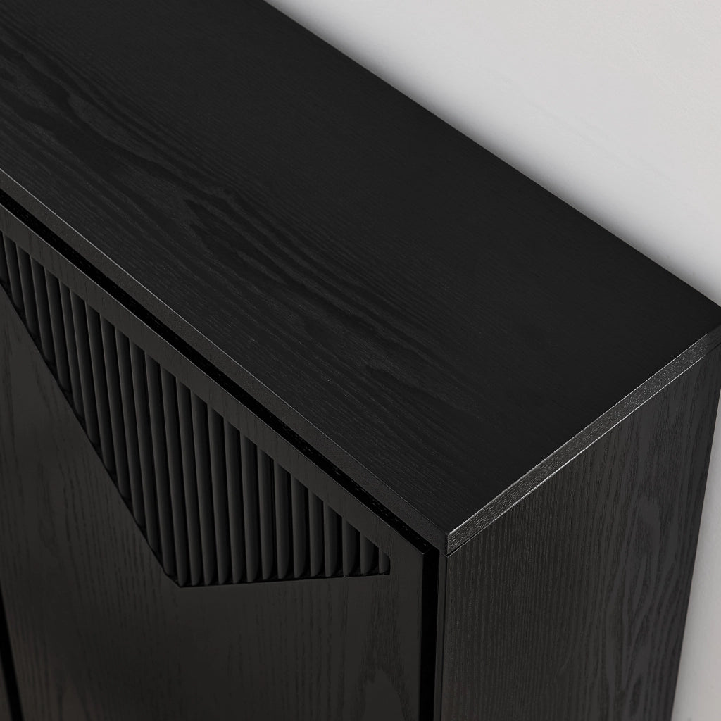 Credenza con ante scanalate a V e fori per prese in legno e MDF nero