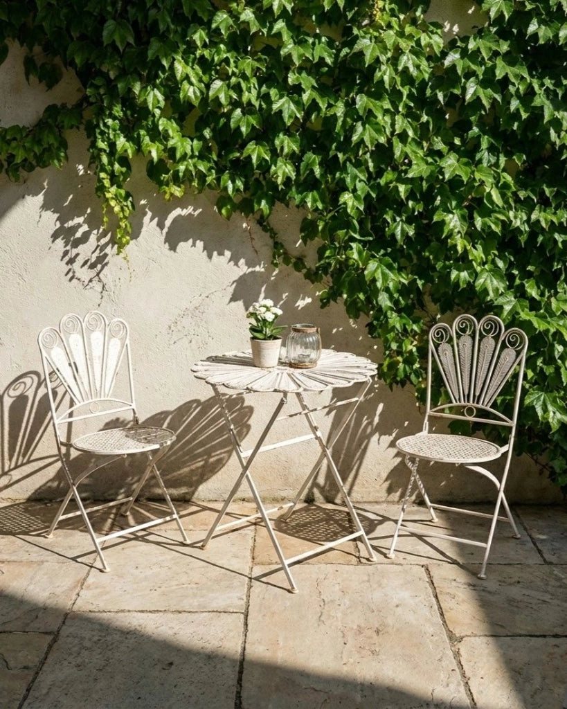 Set da esterno di 2 sedie in metallo struttura pieghevole in ferro bianco sporco chiaro Stile vintage Motivo pavone Effetto invecchiato