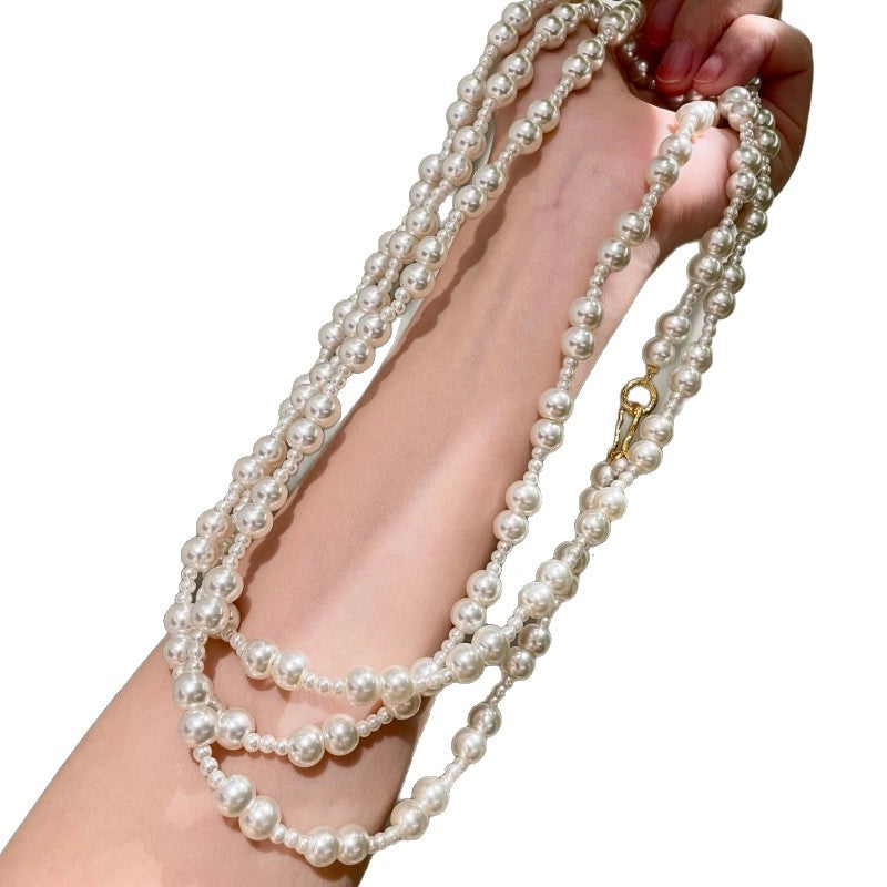 Collana da donna a pi¨´ strati di perle, con perle grandi e piccole, catena per clavicola.