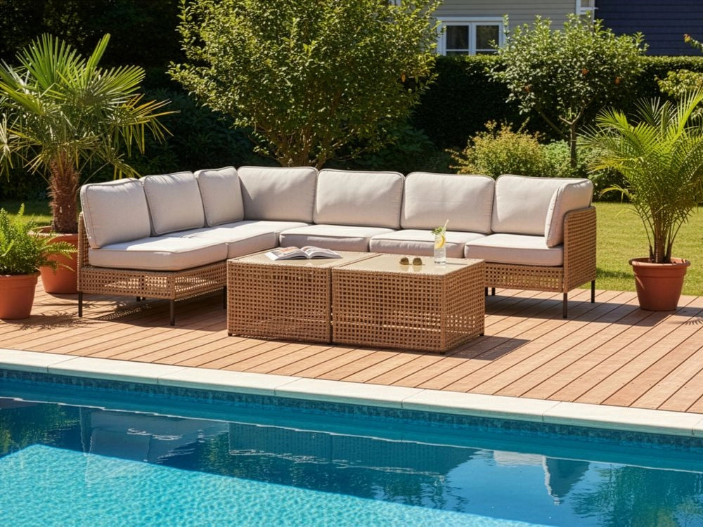 Divano angolare da giardino in rattan PE beige chiaro modulare a 6 posti con tavolino in vetro struttura in metallo con cuscini stile moderno