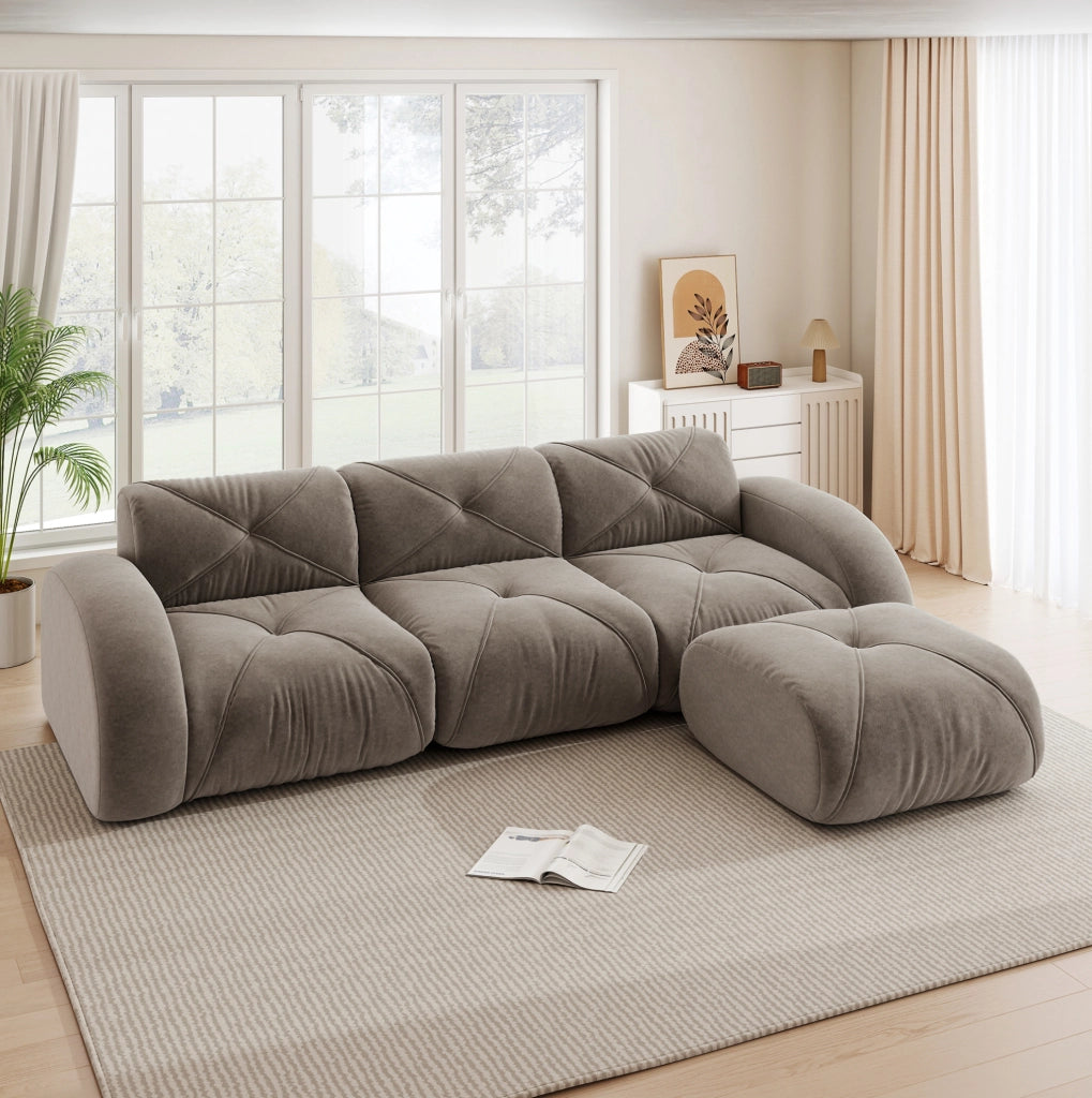 Divano modulare in chenille taupe con pouf; struttura senza telaio e base antiscivolo