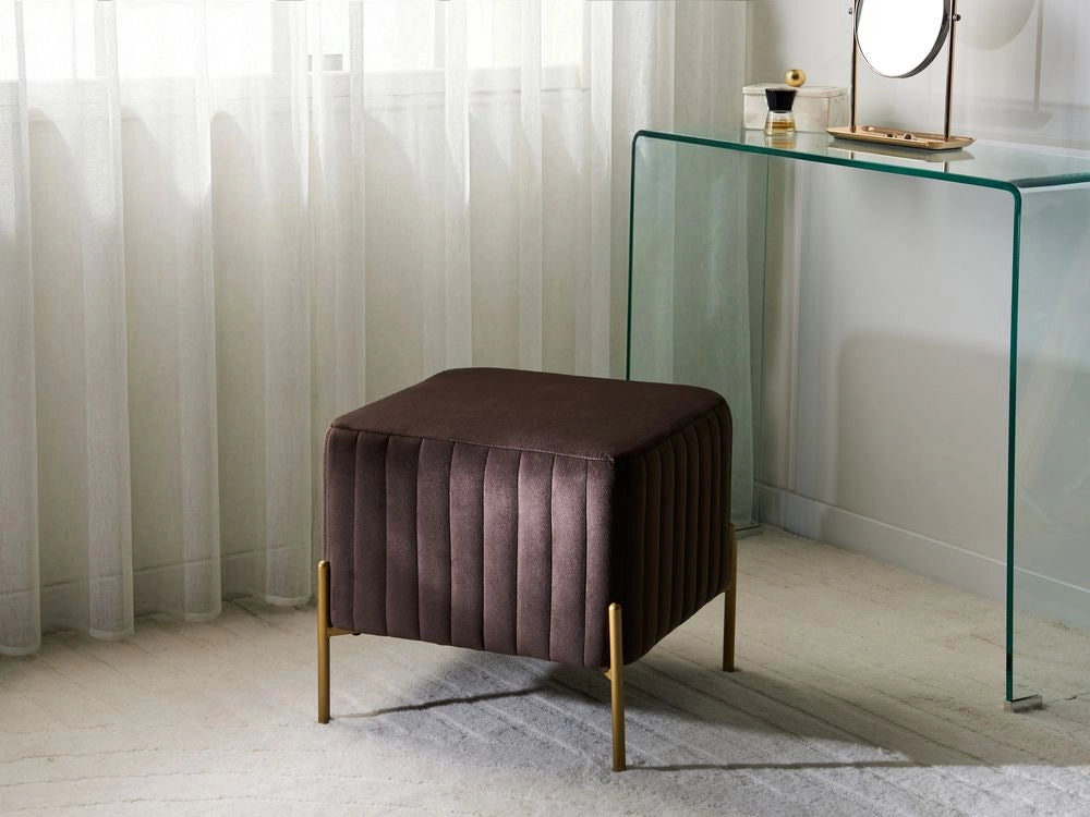 Pouf rivestito in velluto marrone sporco con gambe in metallo dorato seduta quadrata 47 x 47 cm per un salotto glamour