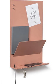 Organizzatore per parete a tre in uno. 30 x 9 x 49 cm. Pannello per magneti con piastra magnetica e magneti. Piastra per chiavi, giornali e appunti. Colori beige e rosso.