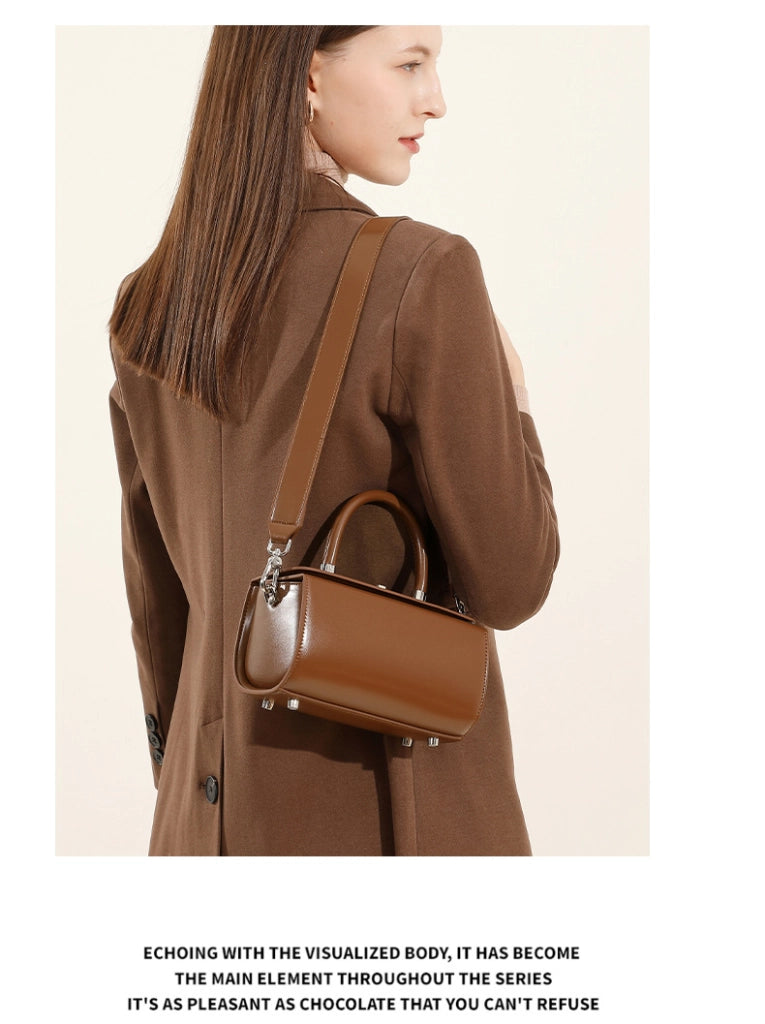 Borsa a tracolla da donna in vera pelle, semplice ed elegante, colore marrone.