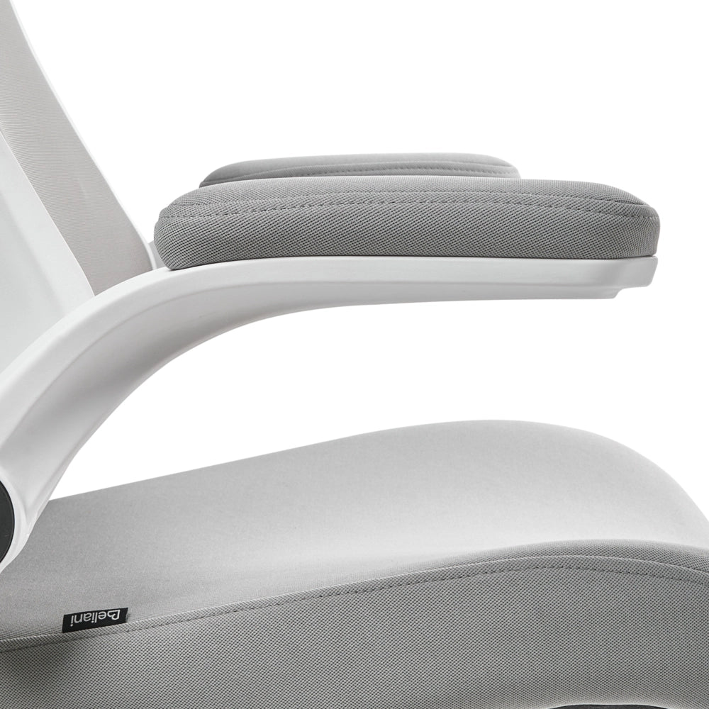 Sedia da ufficio professionale con rivestimento in mesh grigio chiaro Poggiatesta e braccioli regolabili Sedile pneumatico Base girevole