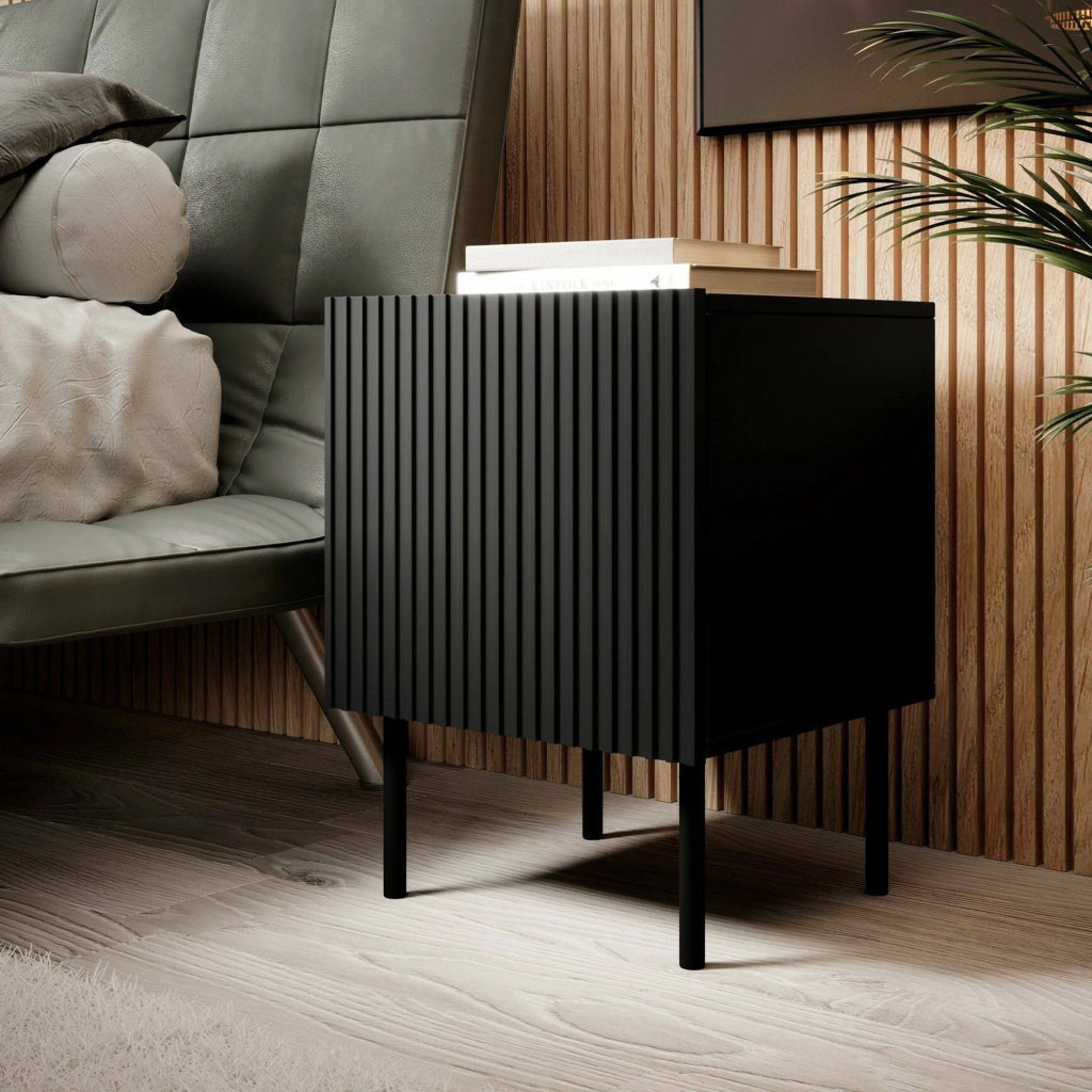 Set di 2 comodini Livraga, Comò basso con anta battente e vano interno, Finitura effetto cannettato, 45x40 h51 cm, Nero