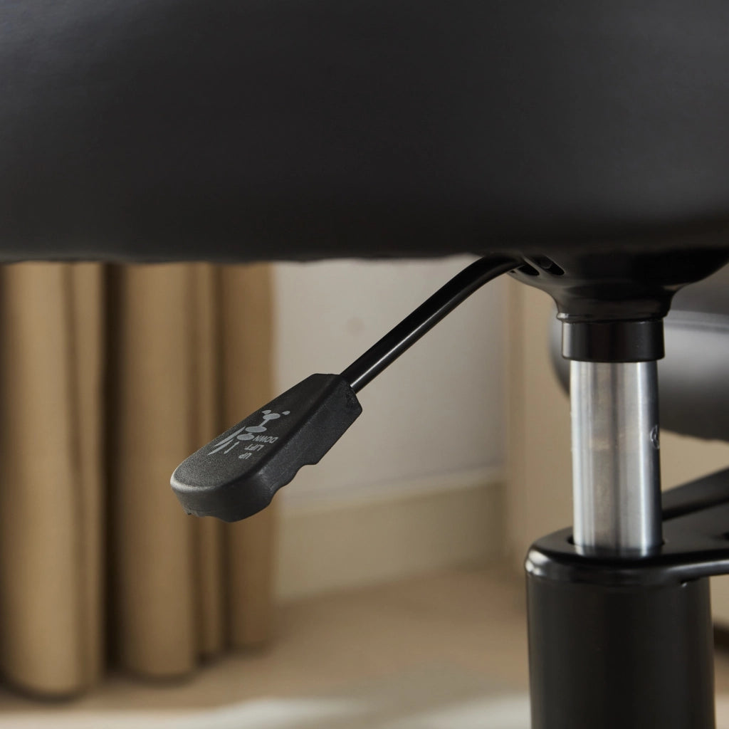 Sedia da ufficio ergonomica con seduta flessibile, poggiapiedi girevole e supporto lombare in pelle PU nera
