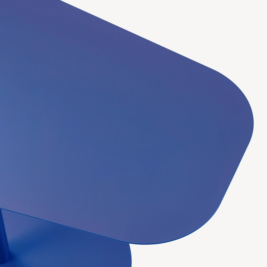 Tavolino Laterale Nastätten in Metallo con Piano di Appoggio Trapezoidale - Blu Scuro [en.casa]