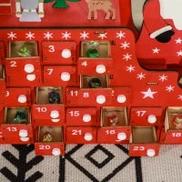 Calendario dell'Avvento da riempire in legno, con 24 cassetti, Babbo Natale e slitta, 22,5x8x36cm, Rosso