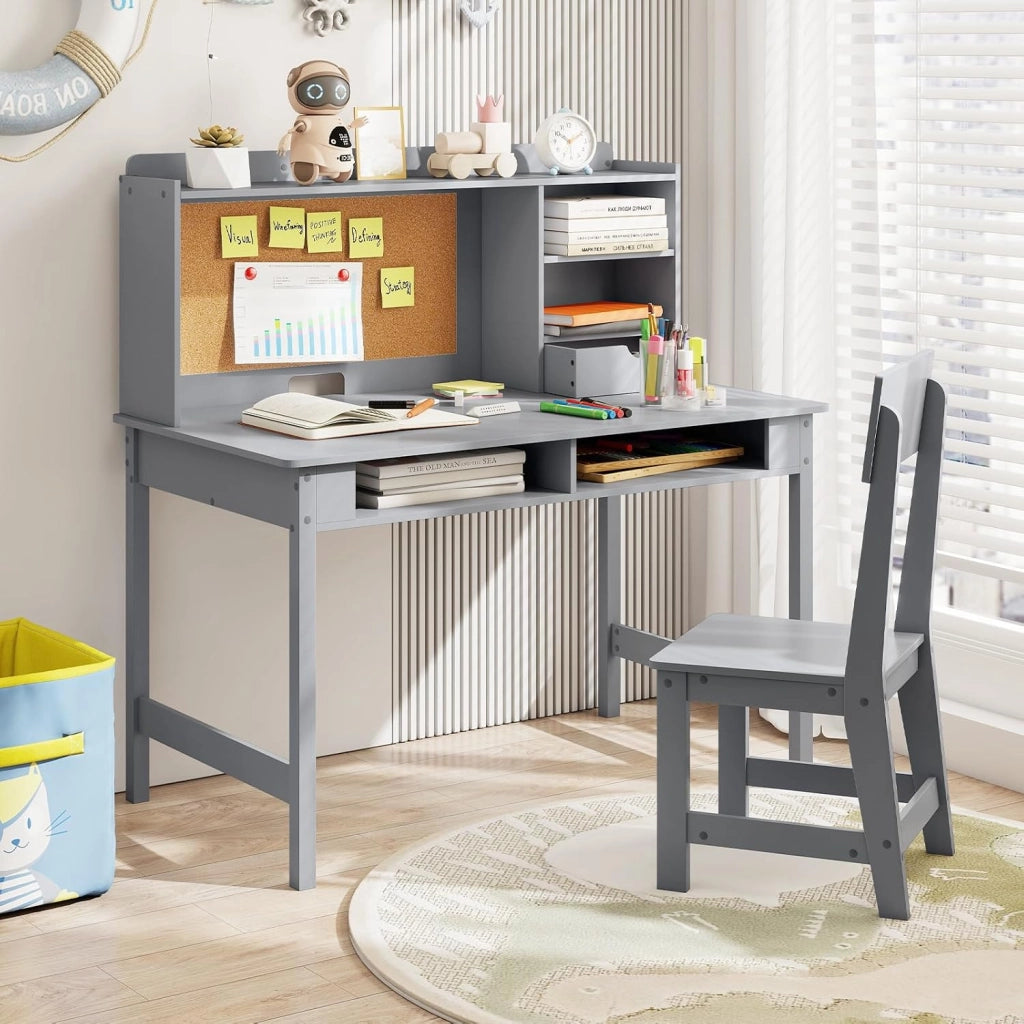 Set Scrivania e Sedia per Bambini, Tavolo per Studenti in Legno con Bacheca in Sughero, Cassetto, Pensile con Ripiani Aperti, Postazione Computer per Bambini per Studio e Lettura (Grigio)
