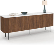 Credenza bassa MARLA 160 cm con 4 ante e doghe effetto noce e piano in marmo bianco ALASKA
