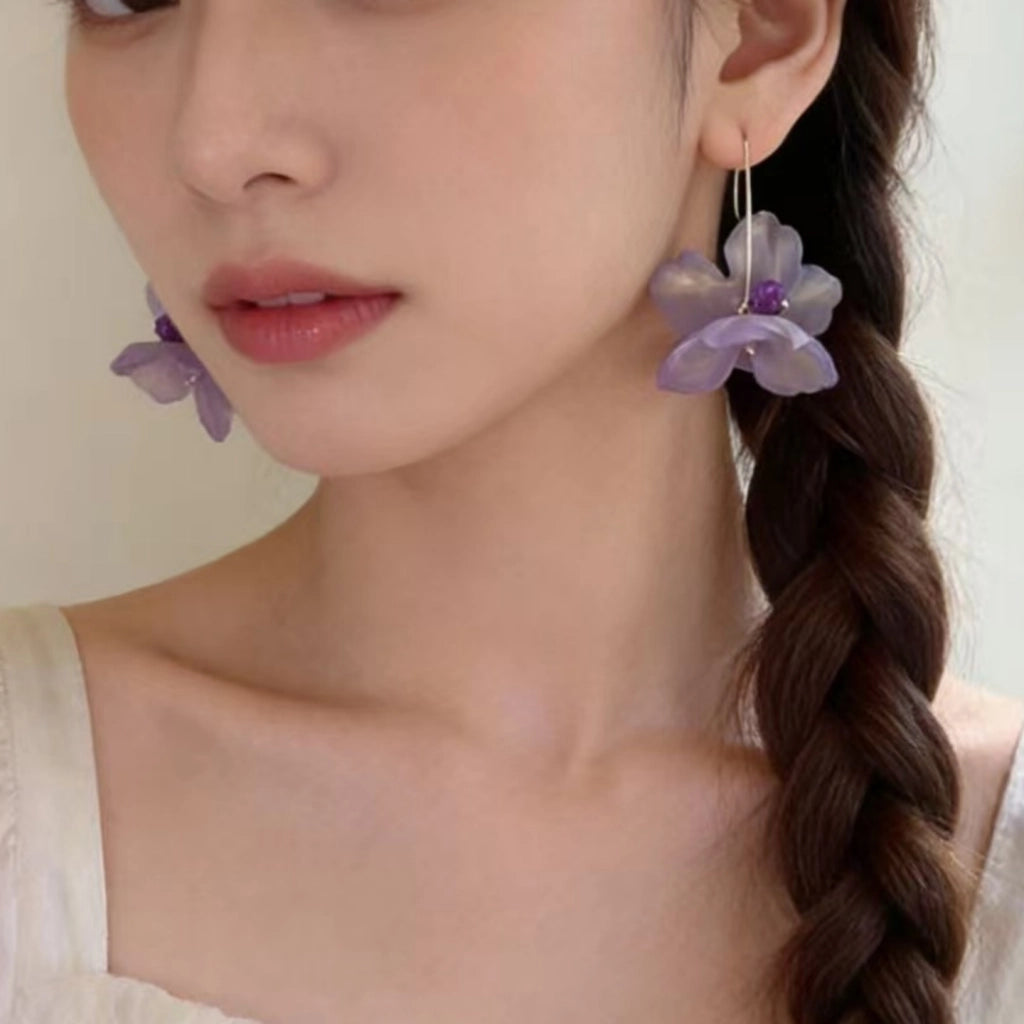 Squisiti e unici orecchini tridimensionali a forma di fiore viola per donna, nuovo modello 2026, lussuosi e sofisticati, perfetti per un look da vacanza.