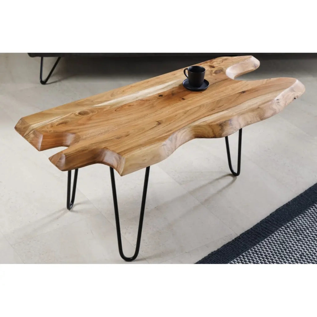 Table bassa RIVET in legno massiccio di acacia forma organica e metallo nero – tavolo design industriale naturale