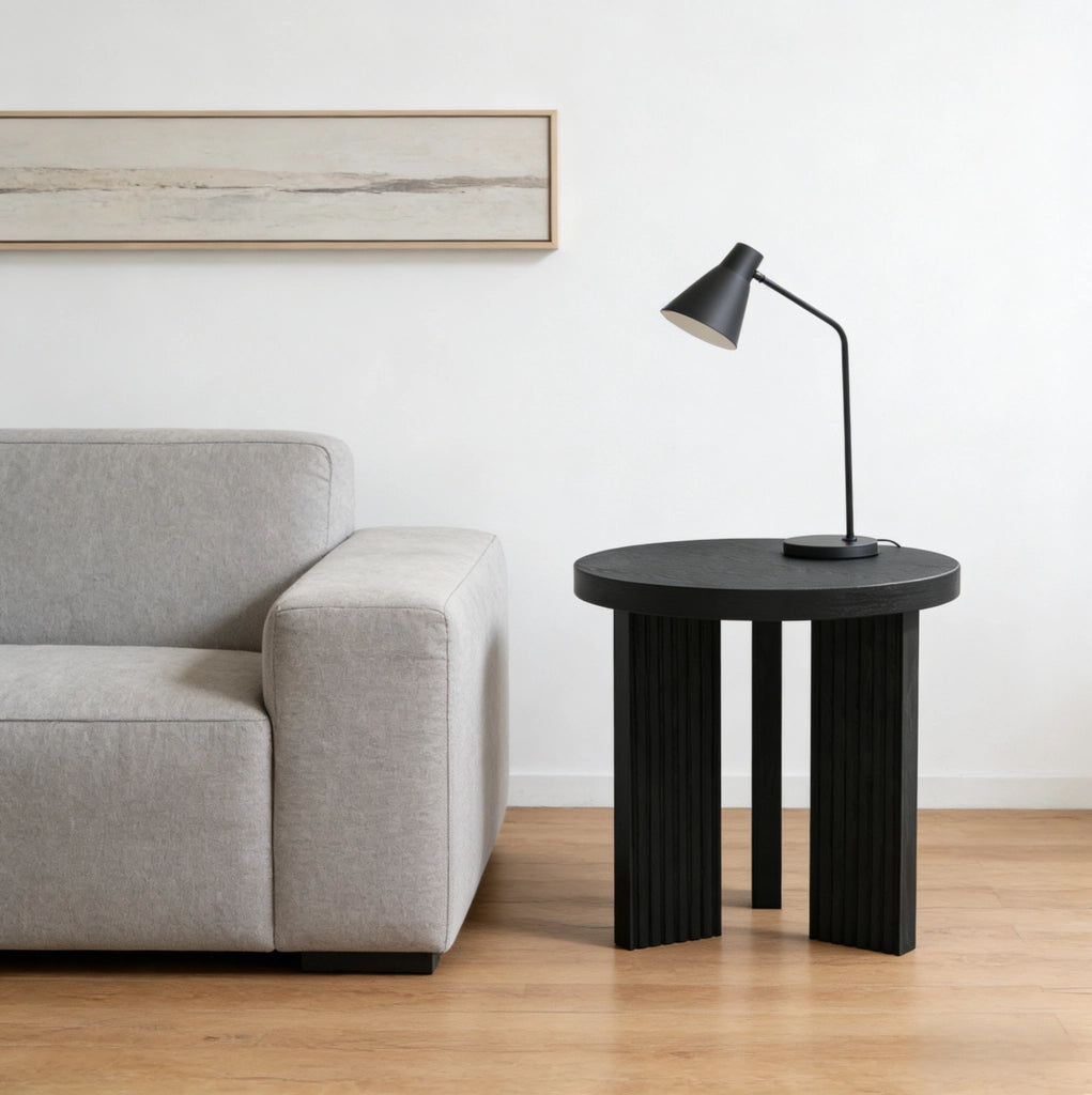 Tavolino laterale rotondo in MDF nero con struttura a tre gambe