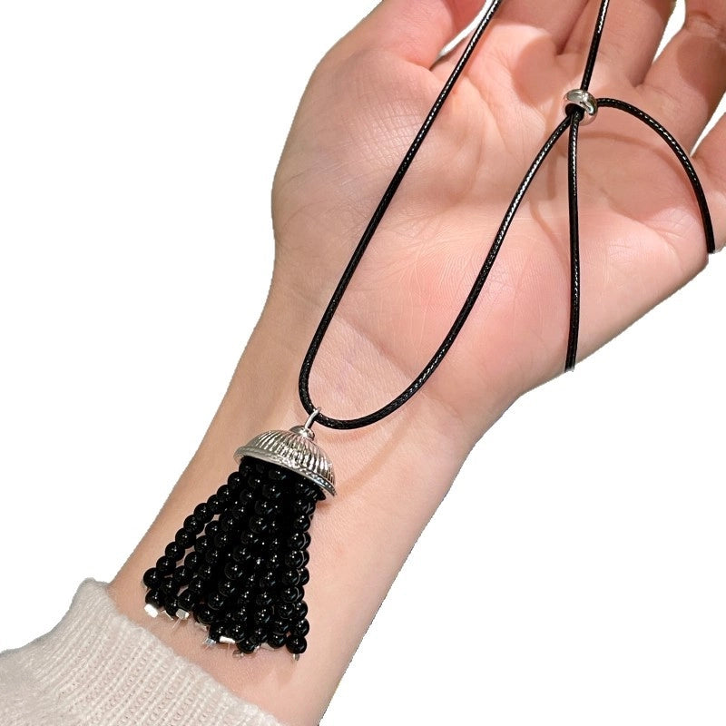 Collana da donna con nappa a forma di loto e perline nere