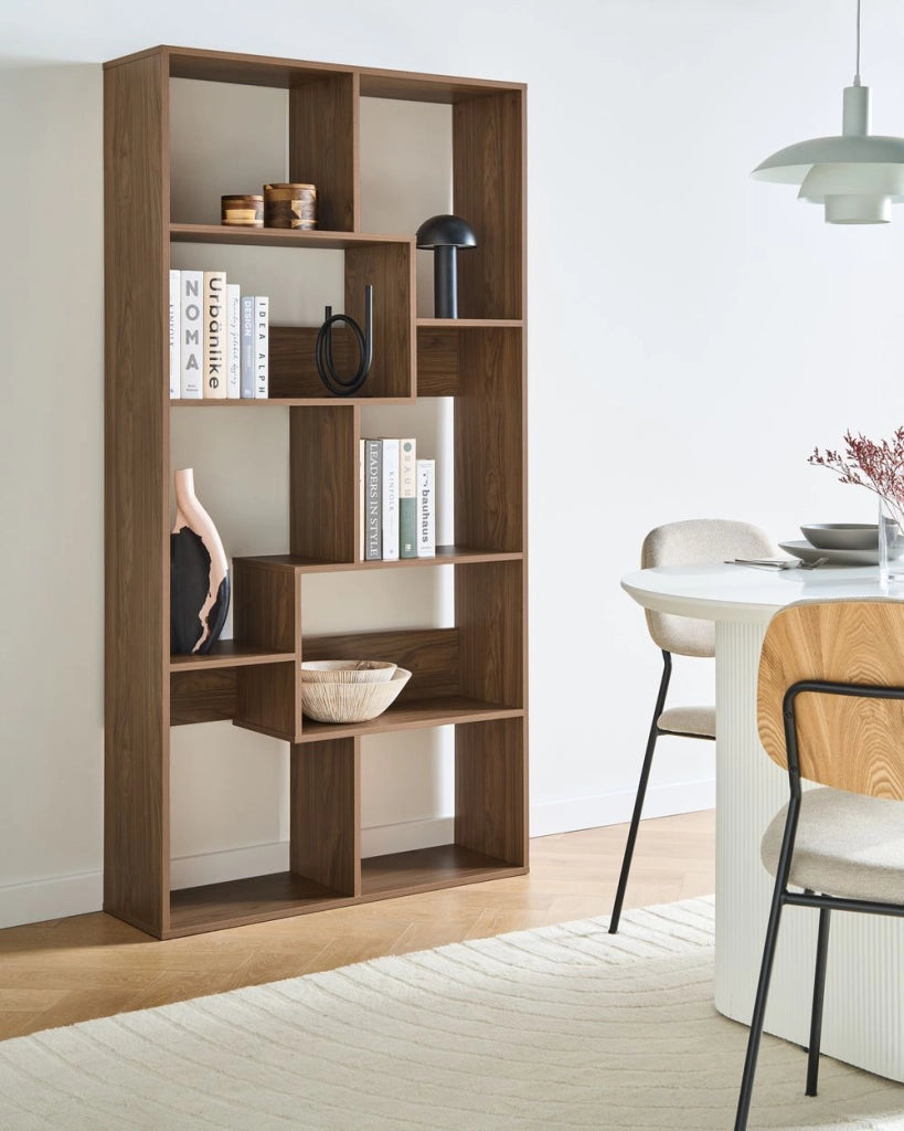 Libreria a 6 ripiani con ripiani marroni, struttura in truciolato, retro aperto, design irregolare, stile minimalista