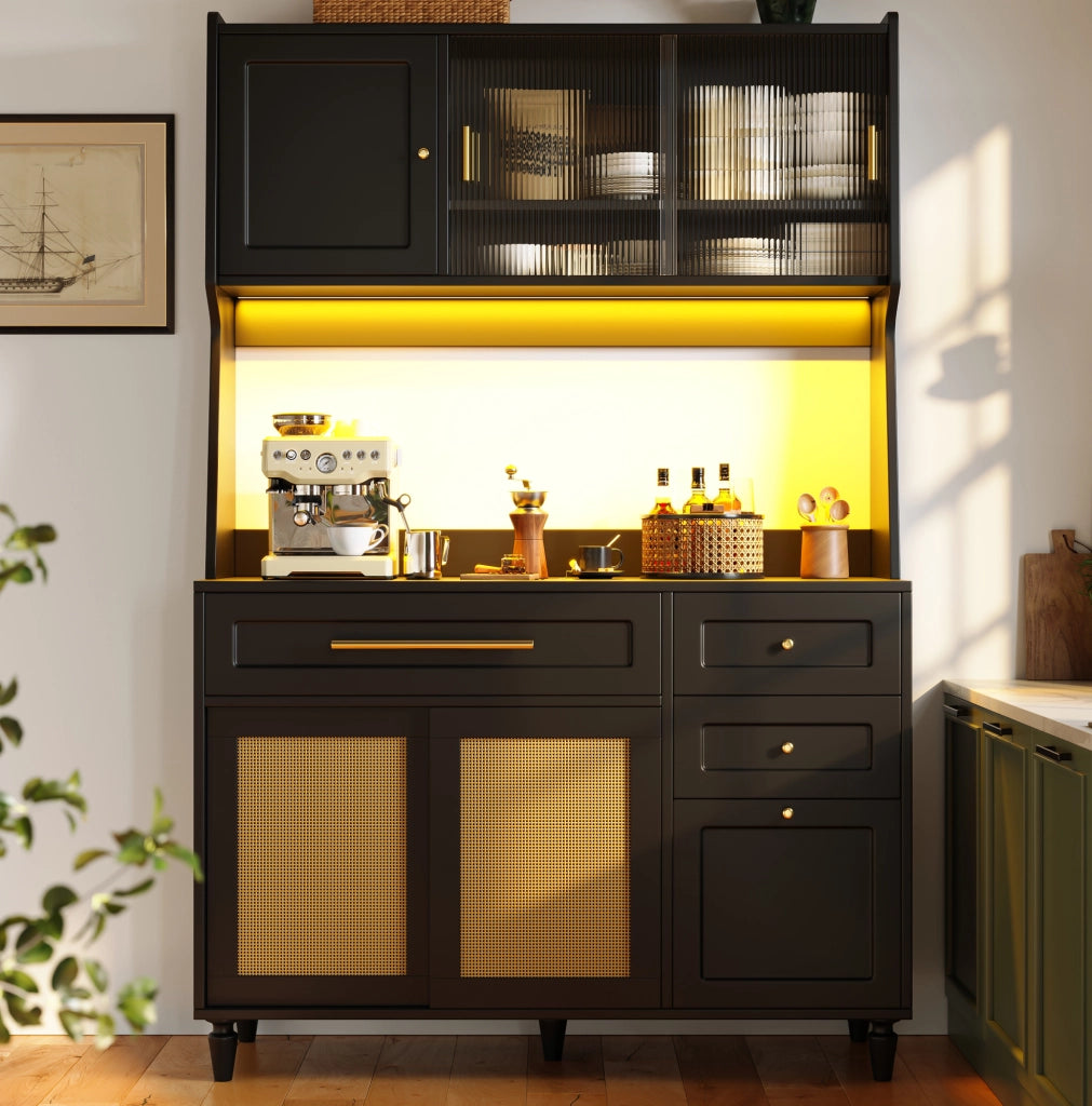 Credenza alta con LED e ante scorrevoli in rattan PE, nera